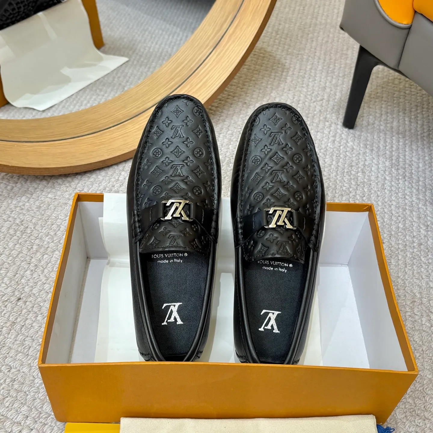 Men's men's shoes 💰420 (Yangli) LV 2⃣️0⃣️2⃣️5️⃣Spring and summer counter GLORIA series models ✈️Original factory special leather production, original last type. A classic driving slip-on casual shoe that shows an elegant style with exquisite craftsmanship details such as Monogram embossing all over the upper🌀Italian imported calfskin fabric Sheepskin foot pads➕Inside～Private mold replica sole Unique style Comfortable driving slip-on Size: 4-12 (38-46) Comes with [Counter packaging: original box, wrapping paper, card, instruction manual, shoehorn, cloth bag] No pressure to enter and leave the counter!